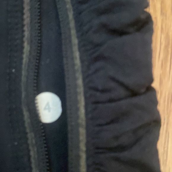 Lululemon sz 4 ruched cropped black leggings with grey waistband - Picture 3 of 6
